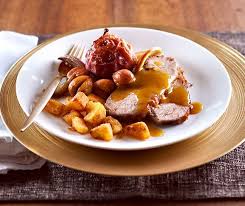 Dieser Kalbsschulterbraten Wird Von Apfeln Und Marronis Umgeben Weihnachtsbraten Rezept Orangensauce Weihnachtsbraten