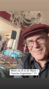 Festejando el 25 de Mayo y celebrando la vida .!! En un coqueto Apartamento  de Recoleta.! Seguramente además de mi repertorio italiano hoy cantaremos  algo folclórico Argentino cuando llegue el LOCRO ...