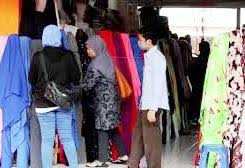 Harga di toko satu dengan toko yang lain berbeda beda, dan disini kita juga bisa melakukan nego harga kain yang akan kita beli, bila harga kain tidak sesuai dengan yang lain bisa pindah ketoko kain yang ada disekitar kawasan tersebut. Tips Belanja Murah Aneka Produk Tekstil Di Cigondewah