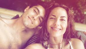 Hace más de 20 años la famosa actriz sorprendió al mundo al anunciar su compromiso con un actor 10 años mayor que ella, cuando ella sólo tenía 18 años y aunque en ese momento ella creyó que estaba enamorada. Barbara Mori Rompe El Silencio Sobre El Supuesto Abuso A Su Hijo