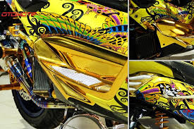 Stiker motor decal yamaha vega r new grafis line race colorful. Cara Mudah Bersihkan Lem Bekas Stiker Di Bodi Motor Halaman All Kompas Com