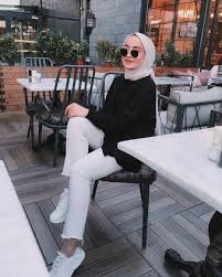 Gambar Mungkin Berisi Satu Orang Atau Lebih Orang Duduk Tabel Sepatu Luar Ruangan Dan Dala Hijabi Outfits Casual Modern Hijab Fashion Street Hijab Fashion