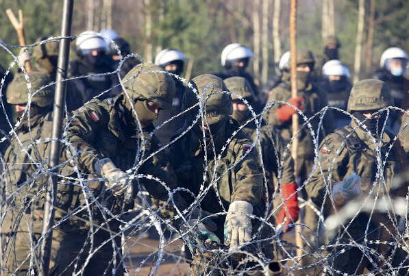 Tensions rise in migrant standoff at Poland-Belarus border | AP News