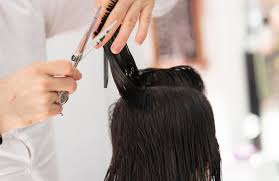 buzz comment transformer ses cheveux longs en courts sans un seul coup de ciseaux ? Methodes Et Astuces Pour Se Couper Les Cheveux Soi Meme Pendant Le Confinement