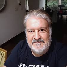 Wagner Moura ganhou o Globo de Ouro de melhor ator de filme de drama  interpretando um professor universitário perseguido pela ditadura militar  brasileira. Mais uma vez, o que os setores mais conservadores