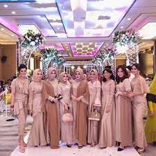 Kain yang hendak anda cetak dengan desain sesuai kinginan anda, haruslah disesuaikan dengan tujuan penggunaan kain tersebut. 12 Ide Gaun Satin Polosan Untuk Bridesmaid Tak Perlu Kain Tambahan Hemat Waktu Dan Uang
