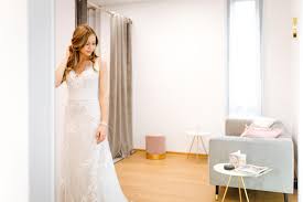 Während beide mit der anprobe von lilas hochzeitskleid beschäftigt sind, kommen sie auch auf elenas zukunft zu sprechen; Ivory Blush Brautkleider Aalen Weddyplace
