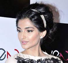 Sonam Kapoor Link To How To Do Retro Bollywood Eyeliner Bollywood Hairstyles Hairdo Hair Beauty