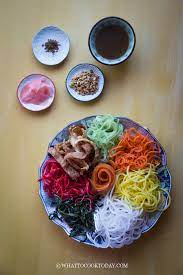 Lai wah restaurant still claims that they were the world's first to serve chinese new year yee sang. image: How To Prepare Yu Sheng Yee Sang For Chinese New Year Learn How To Easily Prepare This Colorful Simpl Asian Fusion Recipes Easy Asian Recipes Asian Recipes
