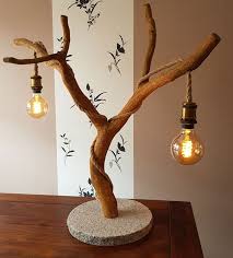 Lampe Aus Einem Ast Mit Gluhbirnen Anleitung Zum Selbermachen Diy Lampe In 2020 Lampe Lampe Holz Gluhbirne Ast Lampe