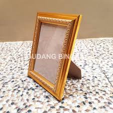 Jual bingkai / frame custom untuk baju bola, frame ini menggunakan profil rg 2030 warna hitam dengan kaca bening. Jual Bingkai Foto 5r Gold Luxury 2 Frame Foto Mewah Warna Emas Murah Jakarta Barat Gudang Bingkai Tokopedia