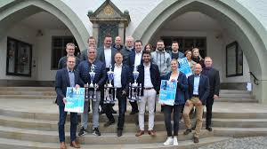 Sie bietet ein frisches und minimalistisches design zu attraktiven preisen, mit klaren. Spielgruppen Des Big Six And Friends Fussballturniers Stehen Fest Brilon