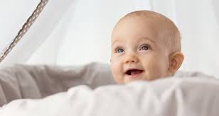 Interessanterweise halten mütter und väter ihre babys intuitiv genau so weit von ihrem gesicht. Sehvermogen Babys Ab Wann Konnen Babys Sehen Hipp