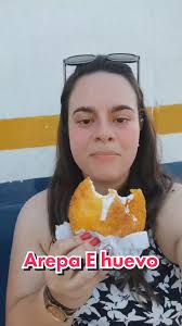 Arepa e huevo un tesoro nacional 🇨🇴👩🏻‍🍳🔥🫓 . . . #arepaehuevo  #fritoscosteños #comidacallejera #foodiecolombia #quehacerencartagena