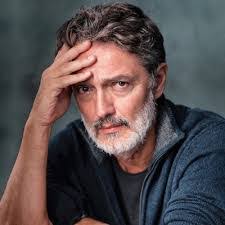 Robert Verge's Instagram, Twitter & Facebook