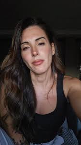 A veces el verdadero adiós no se pronuncia, se siente en la forma en la que  alguien te deja solo y luego regresa... Cuando ya es tarde.