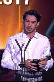 Reza membeberkan bahwa keputusannya pindah agama tersebut murni karena keinginannya sendiri. Reza Rahadian Wikipedia