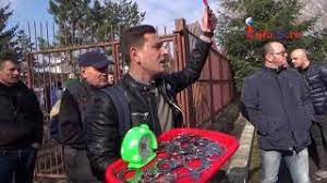 Prima parte a reportajului l. Liviu Dragnea Primit La Resita Cu Proteste Rahat Catuse Si Scandal Youtube