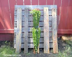 Diy vertical strawberry pallet planter. How To Make A Vertical Chicken Wire Planter On Pallet Wood