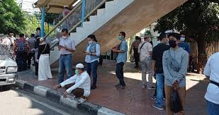 Ironis sekali momen di saat sidang habib rizieq shihab sedang sholat dan berdoa disuruh jawab pertanyaa, ya pasti gak mau. Semangat Datang Untuk Kawal Sidang Habib Rizieq Sejumlah Simpatisan Tertahan Di Luar Pn Jaktim Democrazy News Portal Berita Indonesia Berita Terbaru Berita Terkini Berita Indonesia Politik