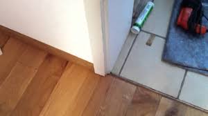 Entkopplungsmatten dienen zum beispiel als verbindungselement zwischen holzboden und fliesen, können aber auch als. Chenedelest Korkstreifen Zwischen Fliesen Und Parkett Youtube