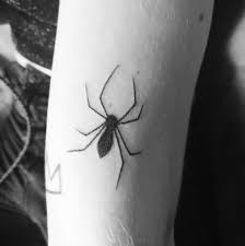 Tatouage Araignee Minimaliste En 2020 Tatouages Minimalistes Tatouage Tatouage Araignee