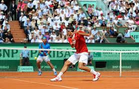 Este lunes, segunda jornada de roland garros con los debuts de federer, medvedev, muguruza, serena, alcaraz, sorribes, swiatek. Roger Federer And Rafael Nadal Move Up To The Net During The Men S Final June 2011 Tennis Roger Federer Tennis Legends Roland Garros