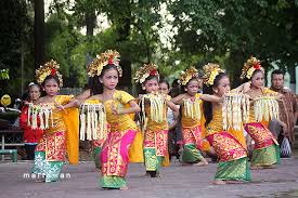 Tari pendet pada awalnya merupakan tari pemujaan yang banyak diperagakan di pura, tempat ibadat umat hindu di bali, indonesia. Balinese Dance Palm Living