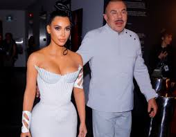 Shop the collection ⤵️ fashion.mugler.com. Kim V Dvuh Golyh Vintazhnyh Obrazah I Luchshe Ih Ne Povtoryat