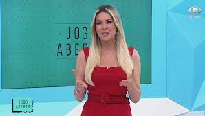 O programa jogo aberto, passa ao vivo de segunda a sexta feiras a partir das 11 horas e 15 minutos, pelo horário de brasília, e traz informações de diversos esportes com enfoque no futebol ao vivo. Apos Decepcao E Humilhacao Renata Fan Confirma Afastamento Da Band