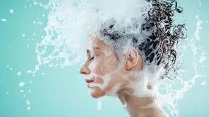 Escultura de delfín con conchas marinas