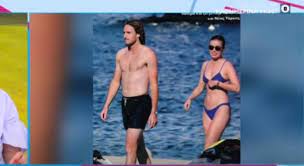 Μπες τώρα στο site και μάθε περισσότερα! Stefanos Tsitsipas Erwteymenos Me Thn Syntrofo Toy 8eodwra Petalas Sthn Mykono