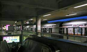 The station's architecture design theme is similar to ang mo kio station, with brown granite walls and floors, except. File Ns15 Yio Chu Kang Mrt Platform Jpg Wikimedia Commons