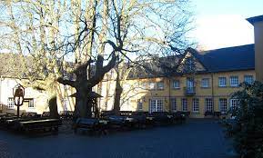 Nearby landmarks such as drachenfelsbahn (1.9 mi) and klosterruine heisterbach (2.0 mi) make haus schlesien a great place to stay when visiting koenigswinter. Haus Schlesien Heisterbacherrott Objektansicht