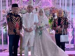 Ustaz abdul somad dan fatimah az zahra menggelar resepsi pernikahan di gedung di universitas darussalam (unida) gontor, ponorogo, jawa timur, kamis (20/5/2021). Penampilan Mewah Ustazah Fatimah Istri Baru Uas Saat Resepsi Pernikahan
