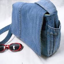 Voici un petit diy pour transformer en quelques étapes une simple pochette en véritable it bag. Comment Faire Un Sac En Jean Tutos Instructions Et Idees De Deco Sacoche En Jeans Sac En Jean Faire Des Sacs