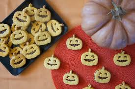 I dolcetti alla zucca sono dei deliziosi biscotti morbidi vegani preparati solo con zucca cruda, farina, farina di mandorle, zucchero di canna e olio, dal gusto e dalla consistenza unici. Ricetta Di Halloween Biscotti A Forma Di Zucca