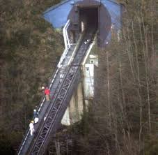 Das teilte die bergrettung am sonntag mit. Seilbahn Ungluck Als 155 Menschen In Der Feuerfalle Von Kaprun Starben Welt