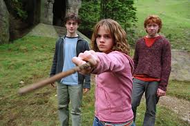 Harry potter csak vonakodva hajlandó még egy nyarat rémes rokonainál, a dursley családnál tölteni. Harry Potter And The Prisoner Of Azkaban Remus Lupin S Boggart Class Ingyenes Angol Online Nyelvtanulas Szorakozva