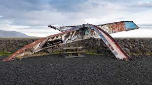 Skeiðarársandur is an icelandic glacial outwash plain, a vast expanse of sand generated by the transport of debris by the skeiðará and other. Das Skeidararsandur Bruckendenkmal Und Der Hochste Berg Islands Auf Den Berg De