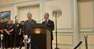 Berikut adalah senarai penuh menteri / timbalan menteri kabinet malaysia terkini bagi tahun 2020 di bawah kerajaan baru yang dipimpin oleh yab tan sri dato' muhyiddin yassin. Senarai Lengkap Jemaah Menteri Kabinet Malaysia 2020