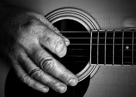 Gambar orang, musik, hitam dan putih, gadis, vintage, gitar, pemusik, satu warna, penerangan, sedih, tangan, suara, inspirasi, gitaris, buntang, sekilas, pemotretan. Foto Grayscale Orang Bermain Gitar Grayscale Foto Pemain Gitar Bermain Gitar Akustik Artis Pxfuel