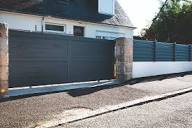 Portail PVC et clôture sur muret | Komilfo