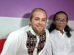 Lahir Dari Keluarga Beragam Agama Mustafa Debu Besar Di Musik Religi