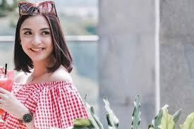 Model rambut panjang ala artis indonesia via hebohsekali.blogspot.com. 9 Artis Yang Makin Memesona Dengan Rambut Bob Manis Deh