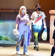 Billie eilish has a new boyfriend, matthew tyler vorce. Billie Eilish And Her Actor Boyfriend Matthew Tyler Vorce Hold Hands On A Magical Date To Disneyland