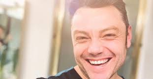 Ferro tiziano (artista, collaboratore) formato: Radio Italia Cerca Tiziano Ferro Rosso Relativo