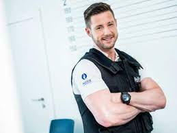 Najaar 2017 in deze vlaamse 'realistische fictiereeks' kan de kijker volgen hoe de agenten van de buurtpolitie misdrijven bestrijden en de. Henny Seroeyen Uit De Buurtpolitie Doet Pijnlijke Vaststelling Ze Hebben Me Alleen Gevraagd Omwille Van Mijn Looks Showbizz 24