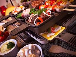 La Raclette Est Le Plat Incontournable De L Hiver Decouvrez Nos Conseils Pour Une Raclette Bien Reussie Repas Nourriture Recette De Diner