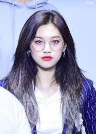 Top 5 Female K Pop Idols Who Look Classy Sophisticated And Chic With Glasses On Kpopmap Doyeon Kim Doyeon Beauty Choice